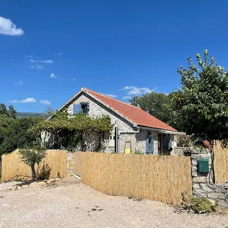 Toni By Botanica Traditional Stone House Holiday home *