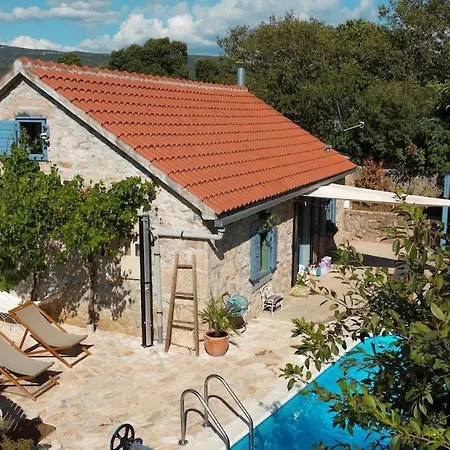 Toni By Botanica Traditional Stone House *